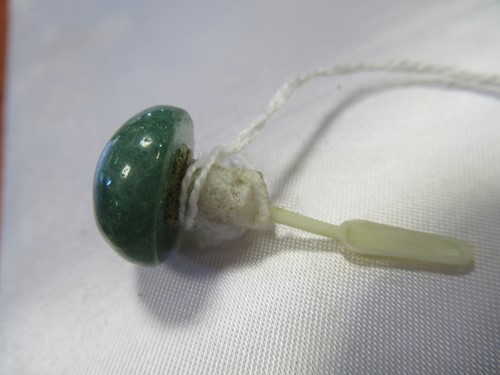 Lot 165 - A Chinese greenstone snuff bottle, early 20th century