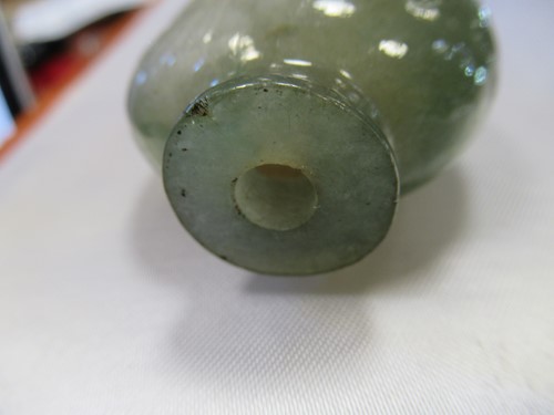Lot 165 - A Chinese greenstone snuff bottle, early 20th century
