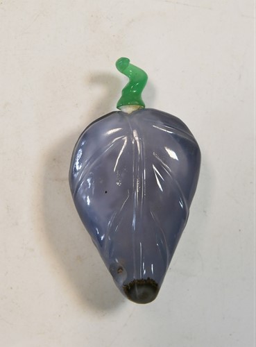 Lot 165 - A Chinese greenstone snuff bottle, early 20th century
