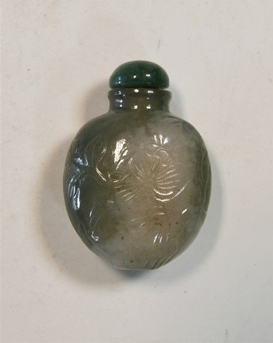 Lot 165 - A Chinese greenstone snuff bottle, early 20th century