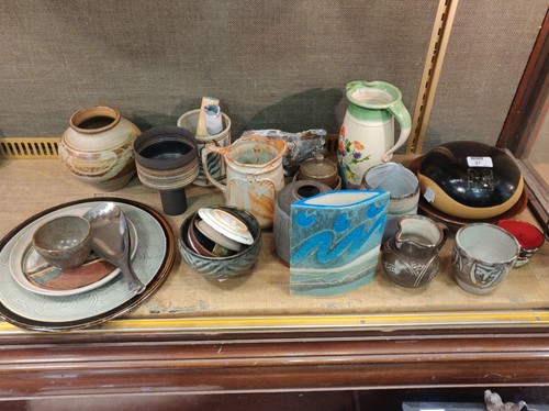 Lot 27 - A quantity of contemporary studio ceramics, to...