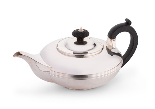 Lot 569 - A George IV silver teapot