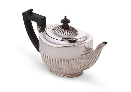 Lot 595 - A Victorian silver teapot