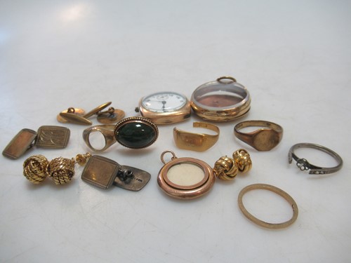 Lot 228 - A 9ct gold signet ring, a 9ct gold ring mount,...