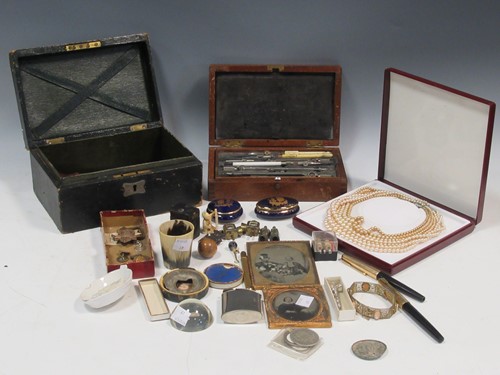 Lot 89 - A leather jewellery box and assorted contents,...