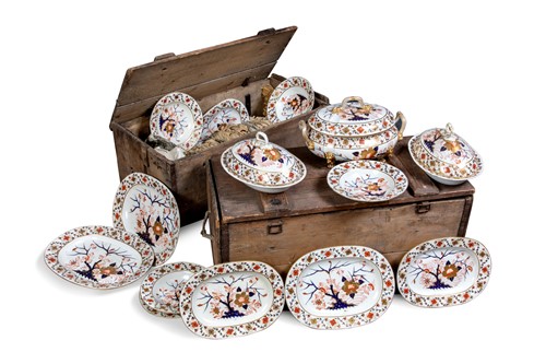 Lot 374 - An extensive Derby imari dinner service