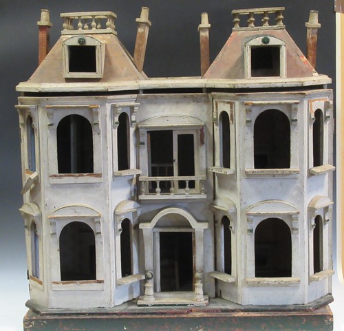 Lot 192 - A late 19th or early 20th century dolls house...