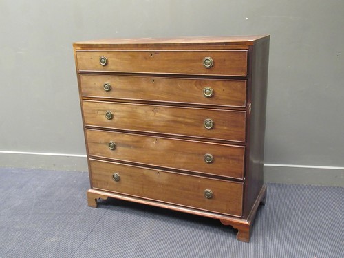 Lot 516 - A 19th century mahogany chest of 5 long...