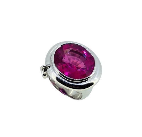 Lot 265 - An 18ct gold pink tourmaline cocktail ring