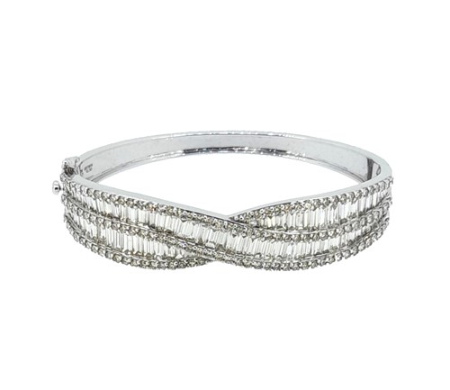 Lot 281 - A diamond crossover style hinged bangle