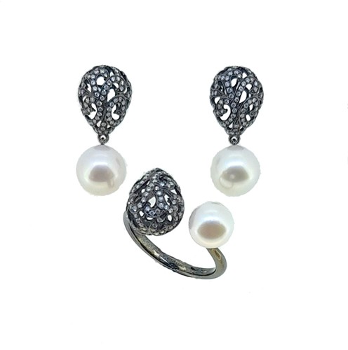 Lot 212 - A pearl dress ring, together with matching ear pendants