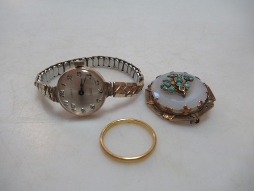 Lot 224 - A hallmarked 22ct gold wedding ring weight...