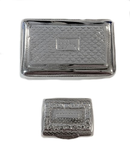 Lot 424 - A George III snuffbox, mark of Joseph Willmore, together with an 18th century silver vinaigrette