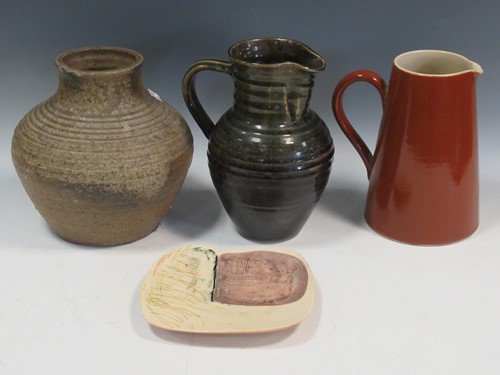 Lot 18 - A collection of studio pottery and ceramic...