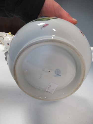 Lot 136 - A Herend Rothschild pattern ice bucket and...