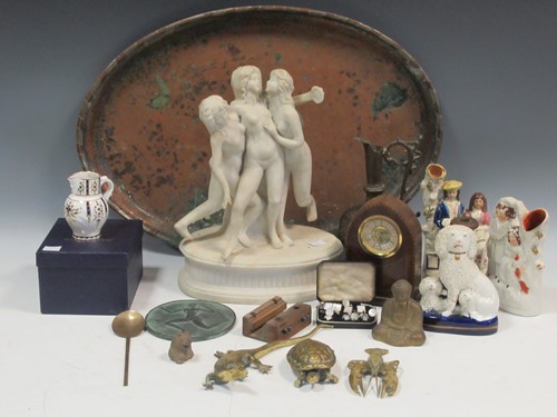 Lot 94 - An assortment of various wood and metalwares,...
