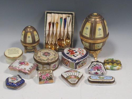 Lot 144 - Two porcelain trinket boxes modelled as...