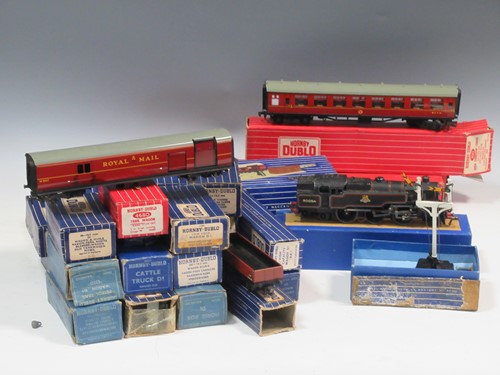 Lot 189 - Hornby Dublo: 4 coaches 4025, 4026 and 4063,...