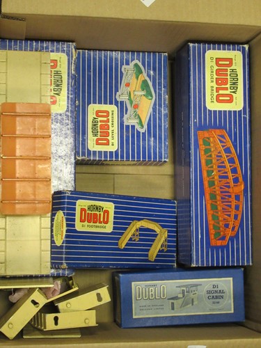 Lot 108 - Dublo D1 Girder Bridge, Signal Cabin, Island...