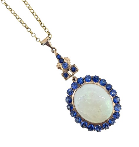 Lot 33 - An opal and sapphire cluster pendant and chain