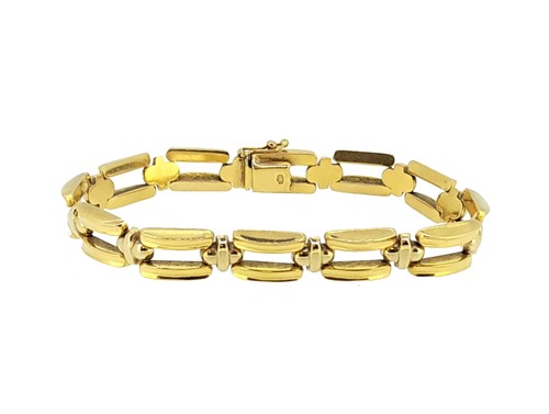 Lot 152 - A rectangular fancy link bracelet