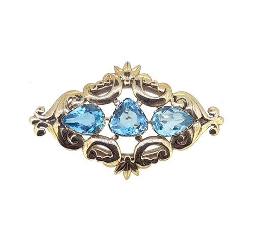 Lot 139 - A late 20th century 9ct gold aquamarine brooch