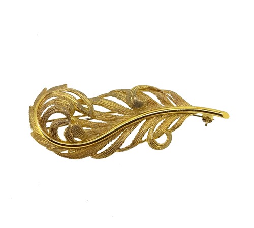 Lot 95 - A fern brooch