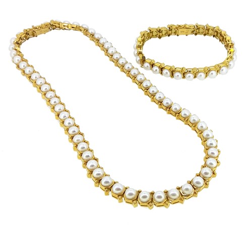 Lot 261 - A pearl necklace and matching bracelet