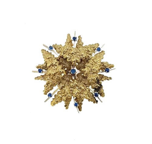 Lot 36 - A sapphire brooch