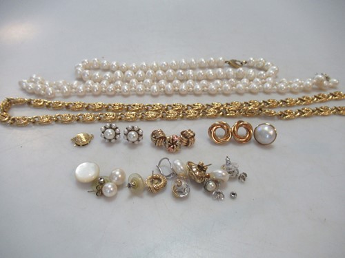Lot 239 - A pair of hallmarked 9ct gold knot style ear...