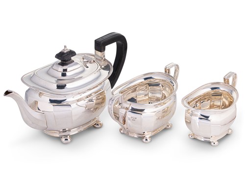 Lot 662 - A George V silver three-piece tea set