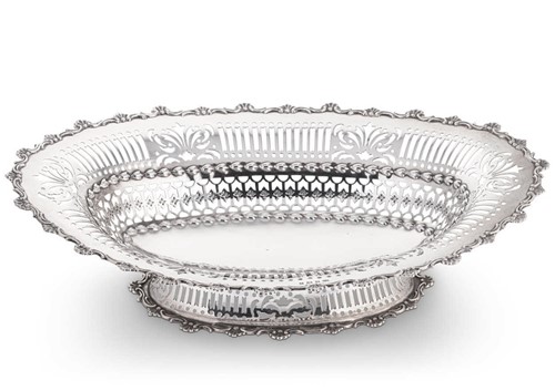 Lot 623 - An Edward VII silver bread basket