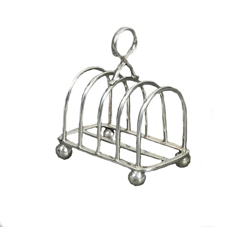 Lot 633 - A George V silver 5 bar toast rack of heavy gauge
