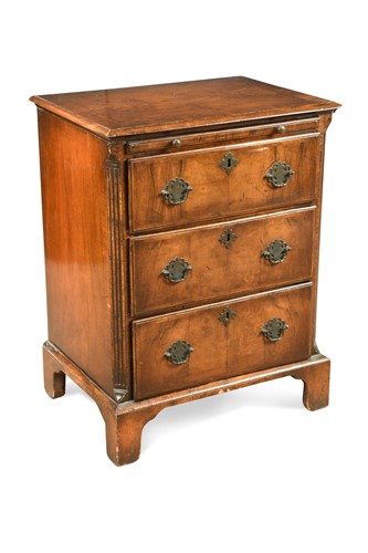 Lot 186 - A small walnut chest of drawers, 18th century