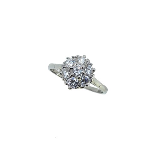 Lot 174 - A diamond cluster ring