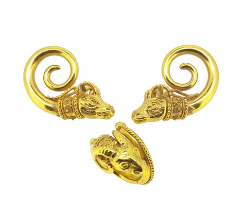 Lot 181 - A modern ram's head ring, together with matching ear clips