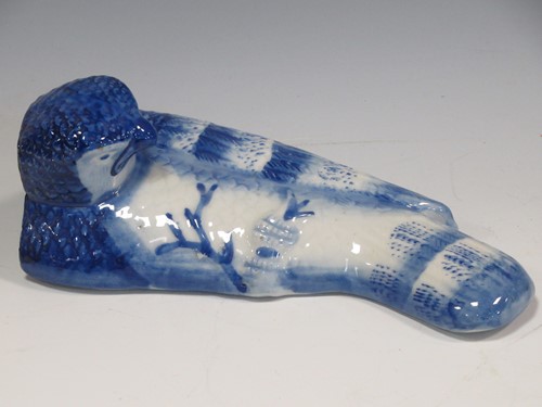 Lot 35 - A blue and white ceramic flatback bird, 22cm