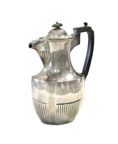 Lot 624 - An Edward VII silver hot water jug