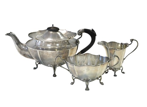 Lot 628 - An Edward VII silver three-piece silver tea set