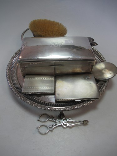 Lot 223 - A silver table cigarette box, together with 2...