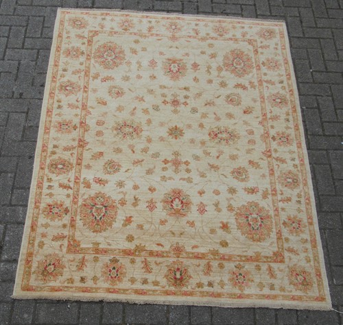 Lot 604 - A Ziegler type rug, 197 x 150cm