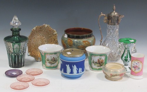 Lot 69 - A collection of pottery and porcelain to...