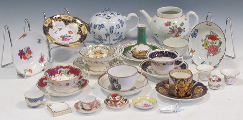 Lot 7 - A collection of porcelain and bone china...