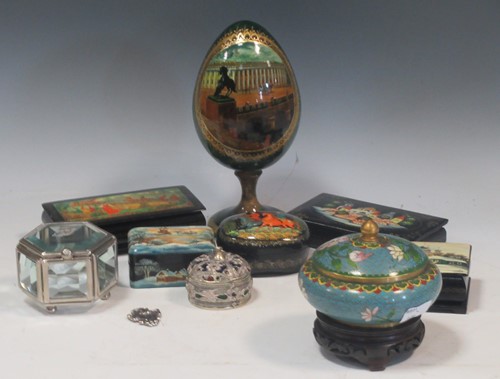Lot 102 - A 20th century cloissone box and cover with...