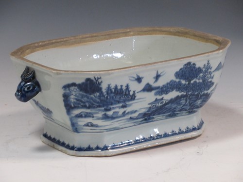 Lot 24 - A Chinese porcelain tureen, Qianlong (missing...