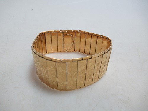 Lot 164 - A decorative bracelet stamped '750', weight 55.3g