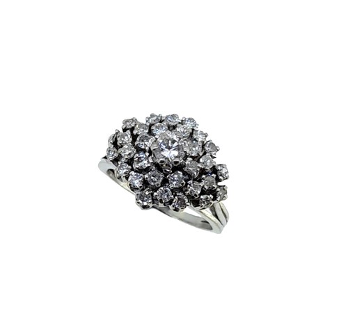 Lot 197 - A diamond cluster ring