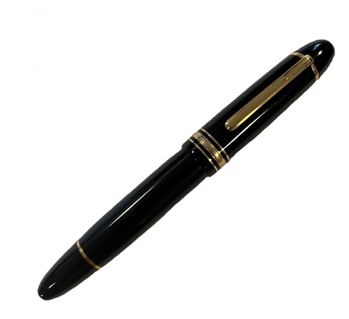 Lot 438 - Montblanc  - A Meisterstück resin cased fountain pen and accompanying inkwell
