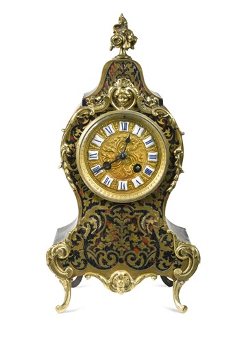 Lot 287 - A French Louis XV style mantel clock