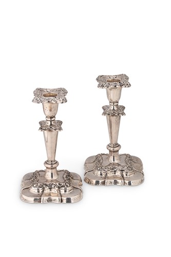 Lot 500 - A pair of Edward VII silver library candlesticks